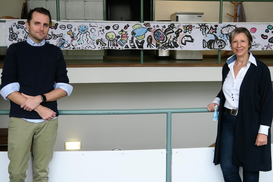 Academiedirecteur Jan Valkenborgh en schepen van Onderwijs Kathleen Krekels in filiaal Schilde, met op de achtergrond enkele kunstwerkjes.