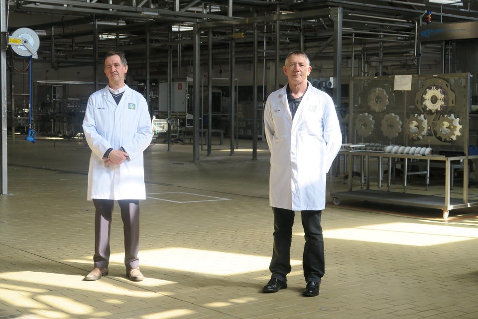 Plantmanager Robert Taks en oudgediende Frans Lanslots, met veertig jaar dienst, in de nu verlaten en ‘akelig’ stille melkfabriek.