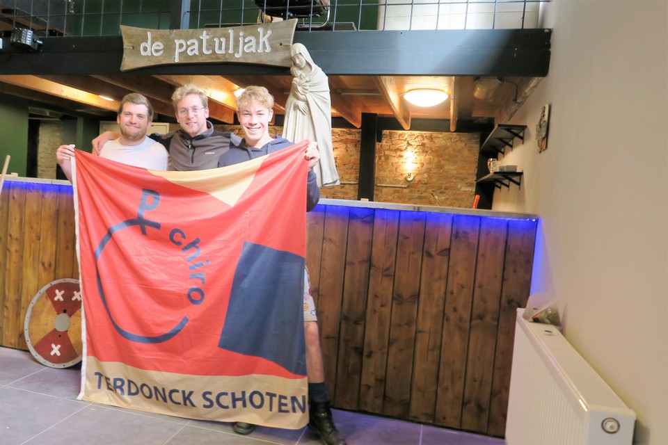 De leidingsploeg van Chiro Terdonck beschikt voortaan over het meest ‘cosy’ lokaal van Schoten. Stijn, Roel en Tom strekken de vlag van hun groep. 