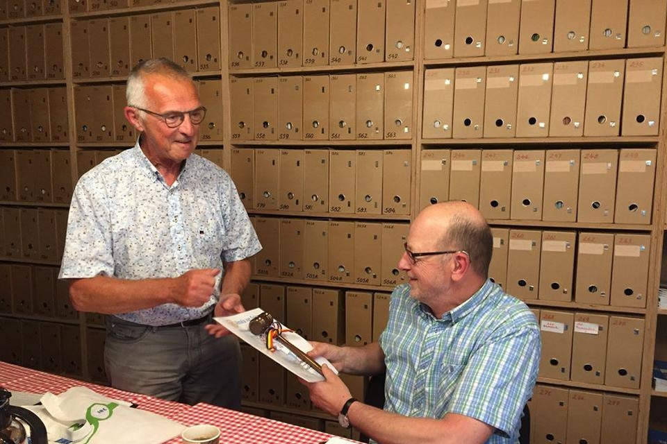 Herman Janssen neemt de voorzittershamer aan van zijn voorganger.