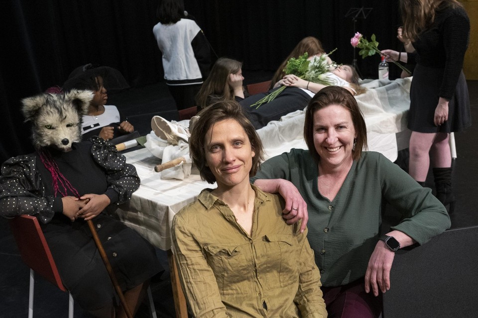 Begeleidster Loes Lenaerts en regisseur Leen Braspenning tijdens de generale repeitie. 
