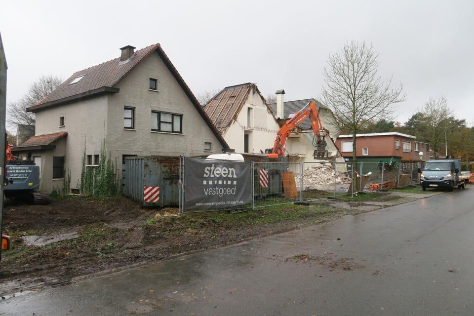 De afbraak van de leegstaande woningen is deze week van start gegaan.