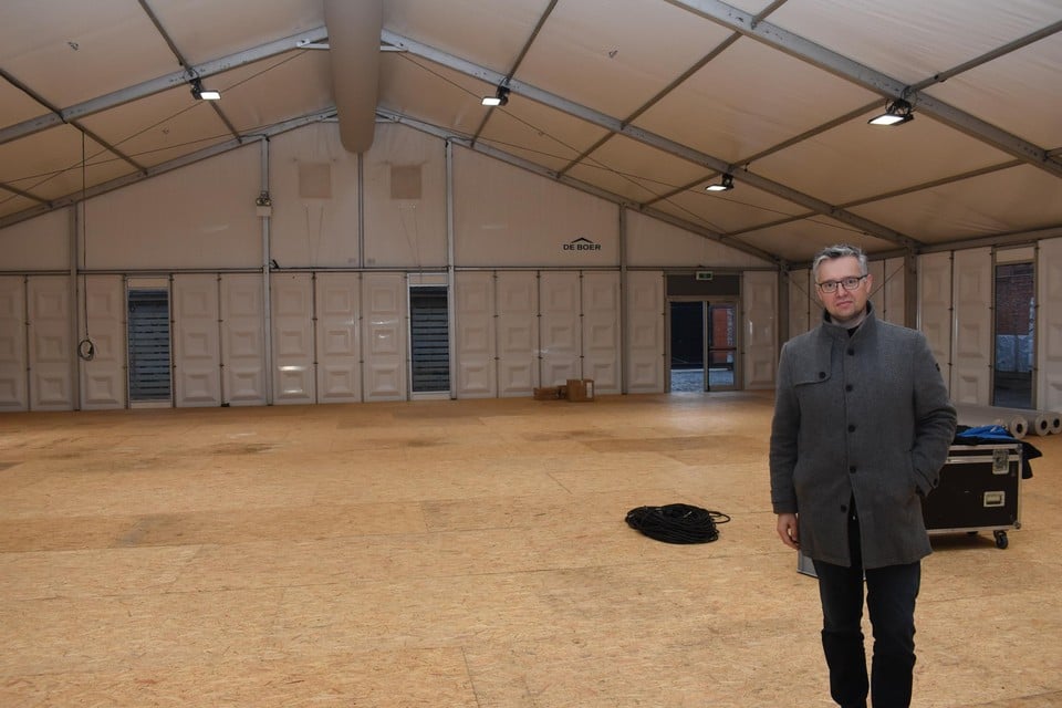 Burgemeester Wim Caeyers in het vaccinatiecentrum op site De Zwaan.