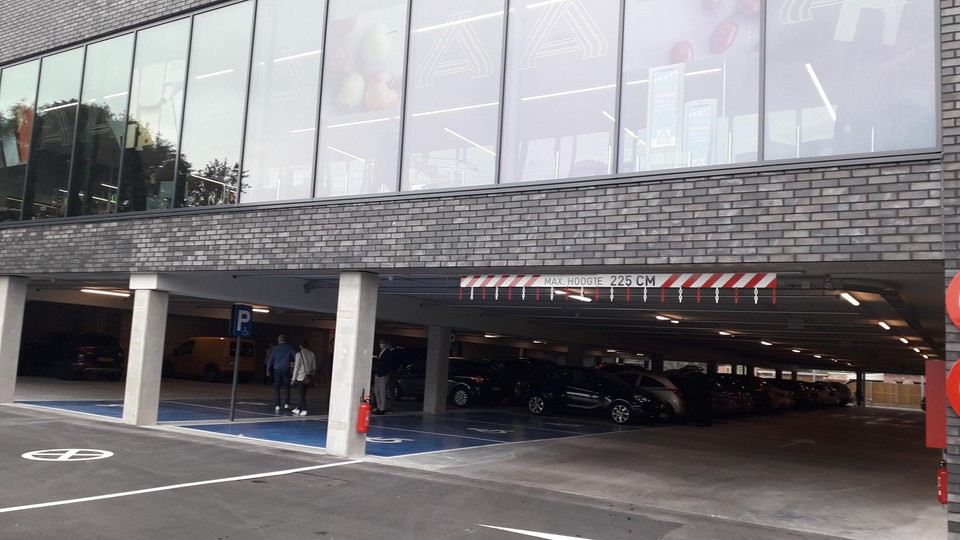 Parkeren kan nu makkelijk onder de winkel op Spijker.
