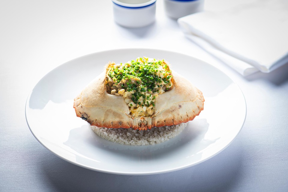 Á la minute gekookte lauwe Noordzeekrab met ei, mayonaise en bieslook.
