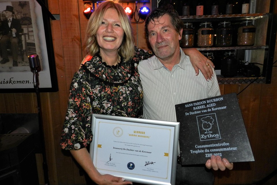 Monique de Baat en Ronald Mengerink mochten de consumententrofee en de prijs voor beste brouwerij in ontvangst nemen. 
