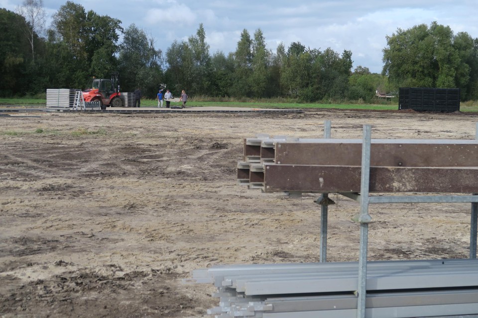 De bijna volledig ontmantelde beachbar op Schilmart.