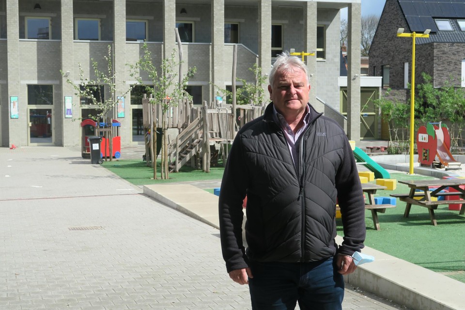 Burgemeester Frank Gys trotseert de storm voor de poort van Het Oogappeltje. Letterlijk, want figuurlijk lijken de sterren stilaan gunstig te staan om beide gemeentescholen in een serene sfeer over te dragen naar het Gemeenschapsonderwijs.