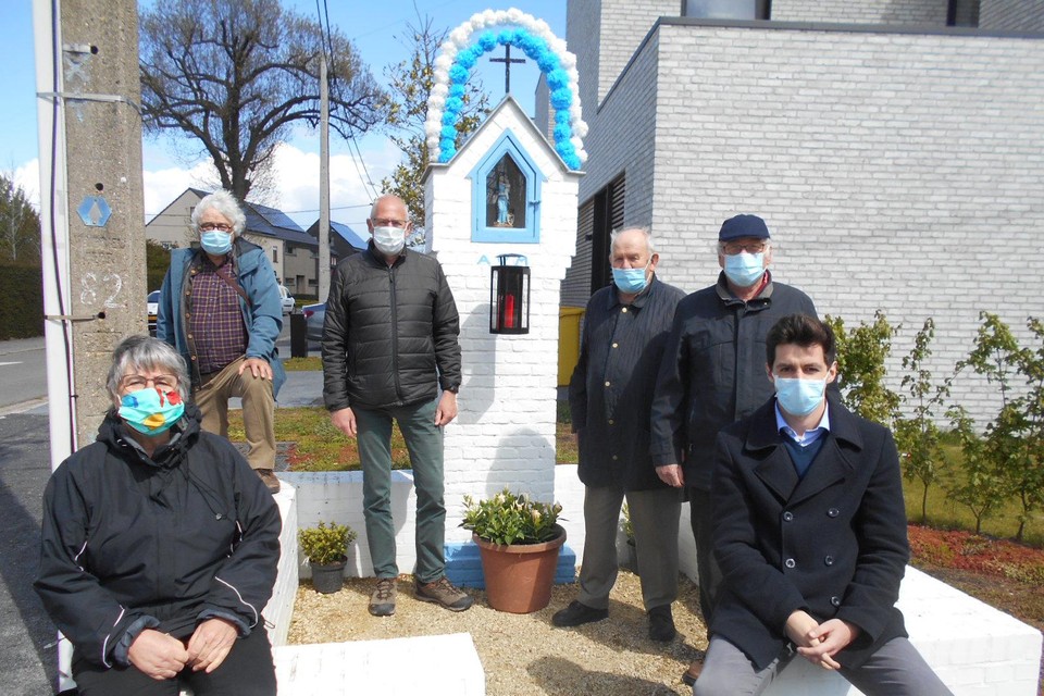 Projectleider Glenn (rechts vooraan) met vrijwilligers Mia, Paul, Marc, Paul en staf.