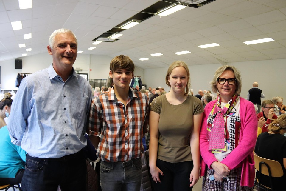 Voorzitter Luc Van de Moortel, Yoshi en Tiana van OLVP met hun directrice.