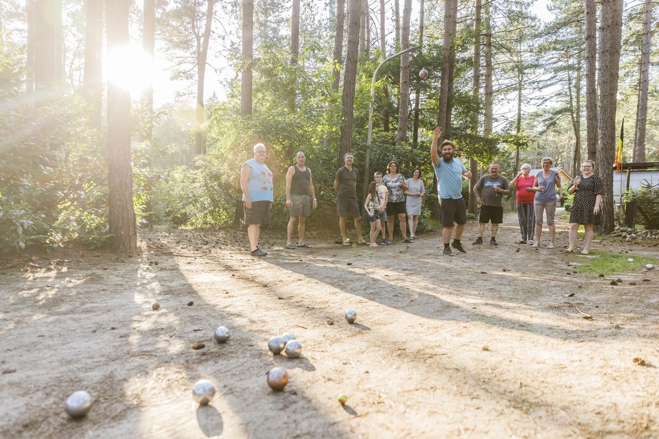Petanquen met de vaste gasten van camping Siësta.