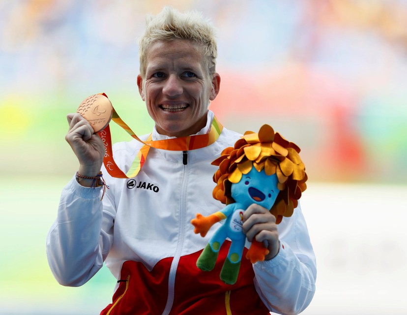 Marieke Vervoort met haar bronzen medaille in Rio de Janeiro. 