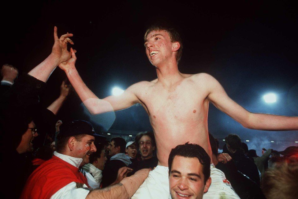 Antwerp kampioen in tweede in 1999-2000, Chadwick op de schouders bij de fans. Zijn shirtje is hij dan al kwijt. Nu heeft hij daar nog spijt van.