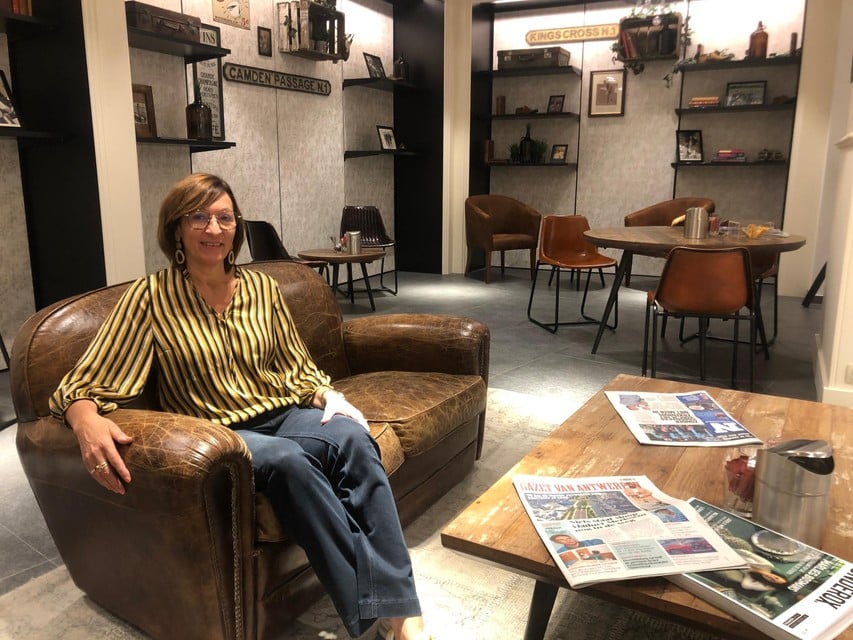 Inge Van Peer zit in de koffiehoek van de kledingzaak in Poederlee. Klanten kunnen daar even de krant lezen en genieten van een kop koffie. 