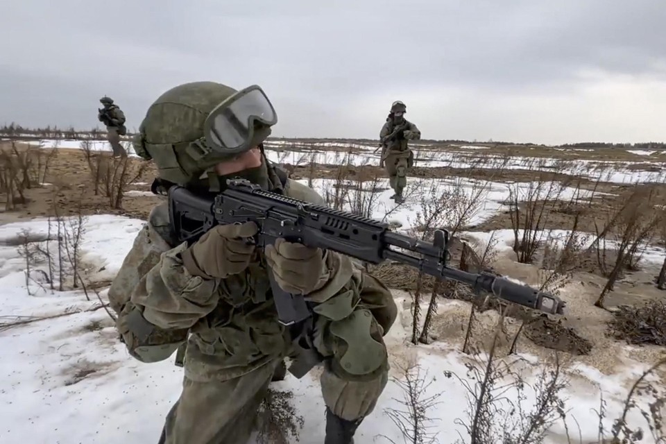 Russische en Wit-Russische soldaten tijdens een militaire oefening 