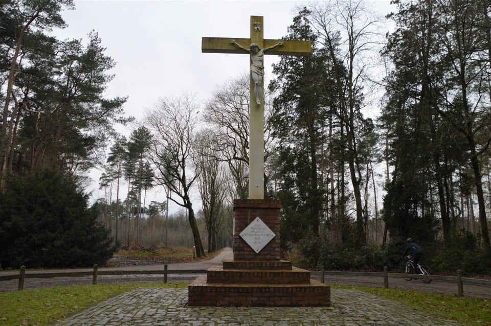 Het wit kruis in Pulderbos met de Poolse Christus. De sokkel en het hek errond restaureerde de gemeente zelf. 