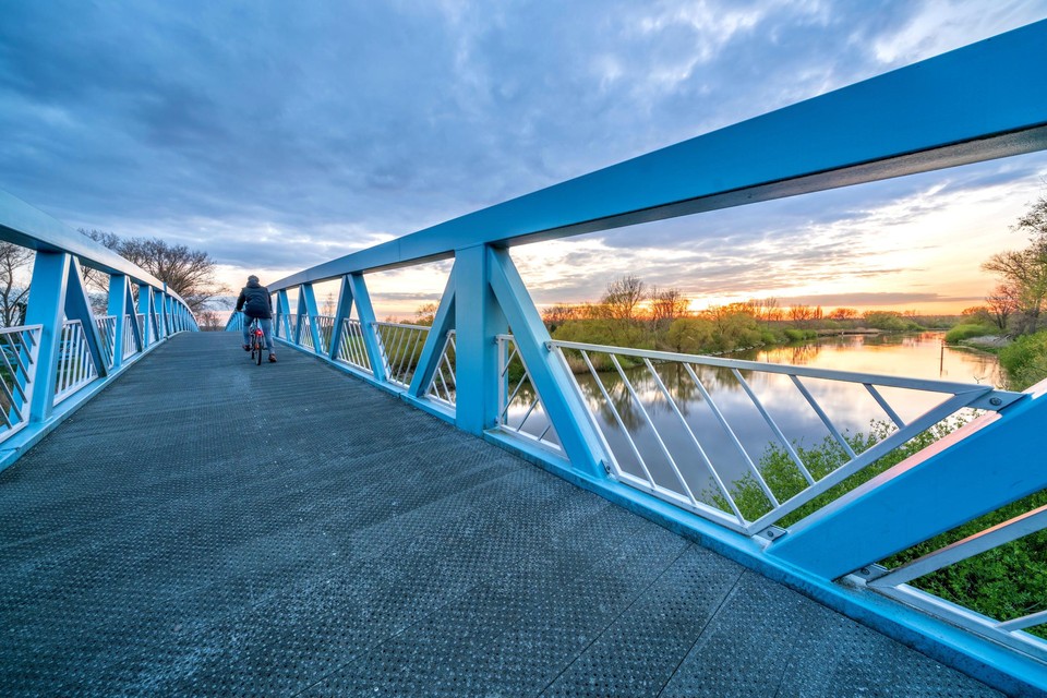 De fietsersbrug over de Dijle op de grens van Heindonk (Willebroek) met Walem (Mechelen) verbindt de jaagpaden langs de natuur in beide gemeenten.