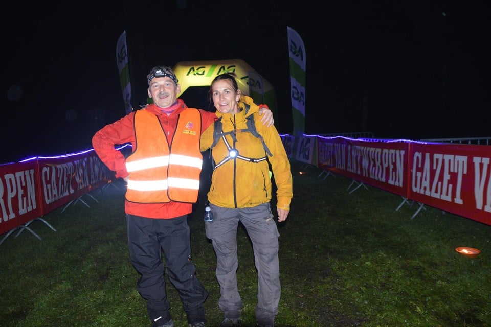 Geert en Nancy vertrokken om 23u als laatsten aan hun 42 kilometer. Toen was het al gestopt met regenen.