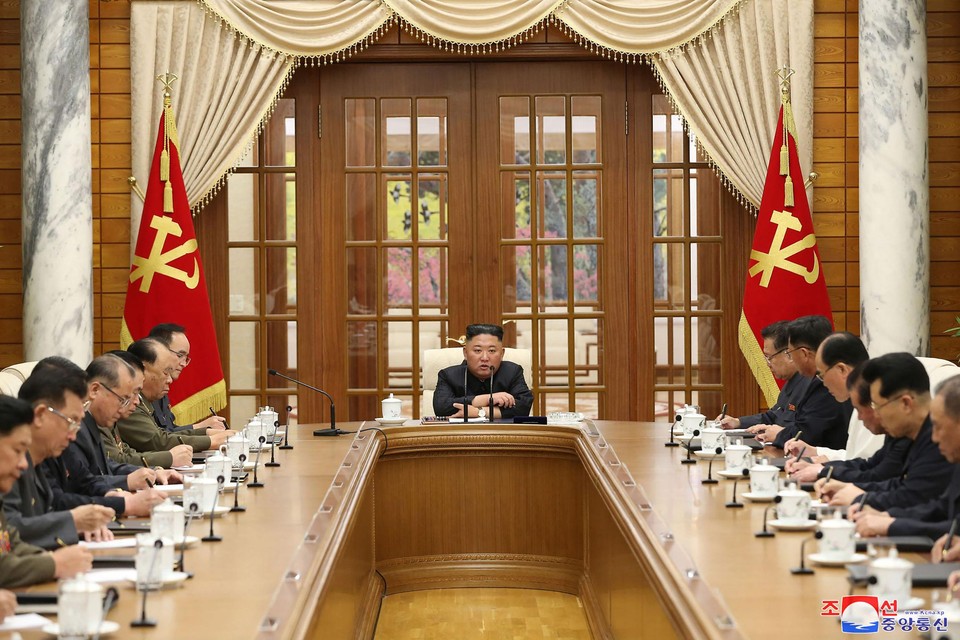 Kim Jong-un spreekt een bijeenkomst van de communistische partij toe.
