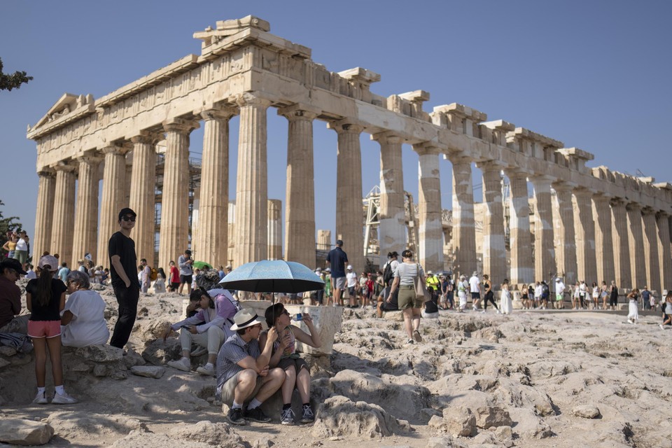 Op de heetste uren van de dag wordt de Akropolis in Athene, de belangrijkste toeristische trekpleister van Griekenland, afgesloten voor het publiek.