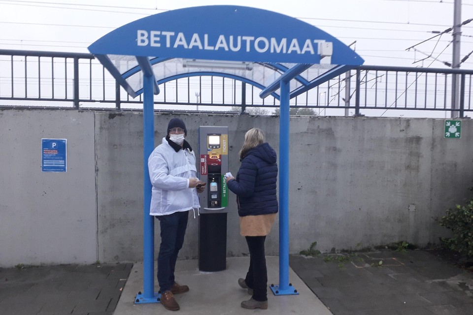 Tot overmaat van ramp werkte de betaalautomaat maandagochtend niet. Een technicus van NMBS werd erbij gehaald om dit euvel zo snel mogelijk op te lossen.