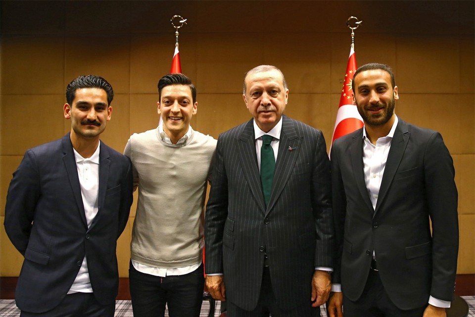 De bewuste foto van de ontmoeting. Van links naar rechts: Ilkay Gündogan (Manchester City), Mesut Özil (Arsenal), Turks president Recep Tayyip Erdogan en Cenk Tosun (Everton).
