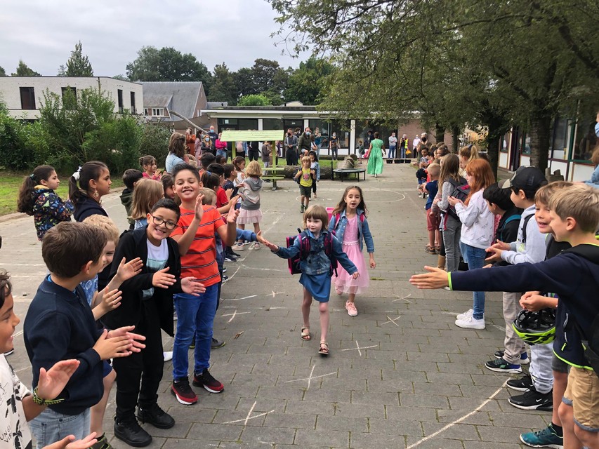 Een groep oudere leerlingen van de basisschool vormde een erehaag voor de eerstejaars.
