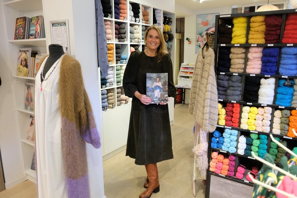 Dominique Tibax met haar magazine.