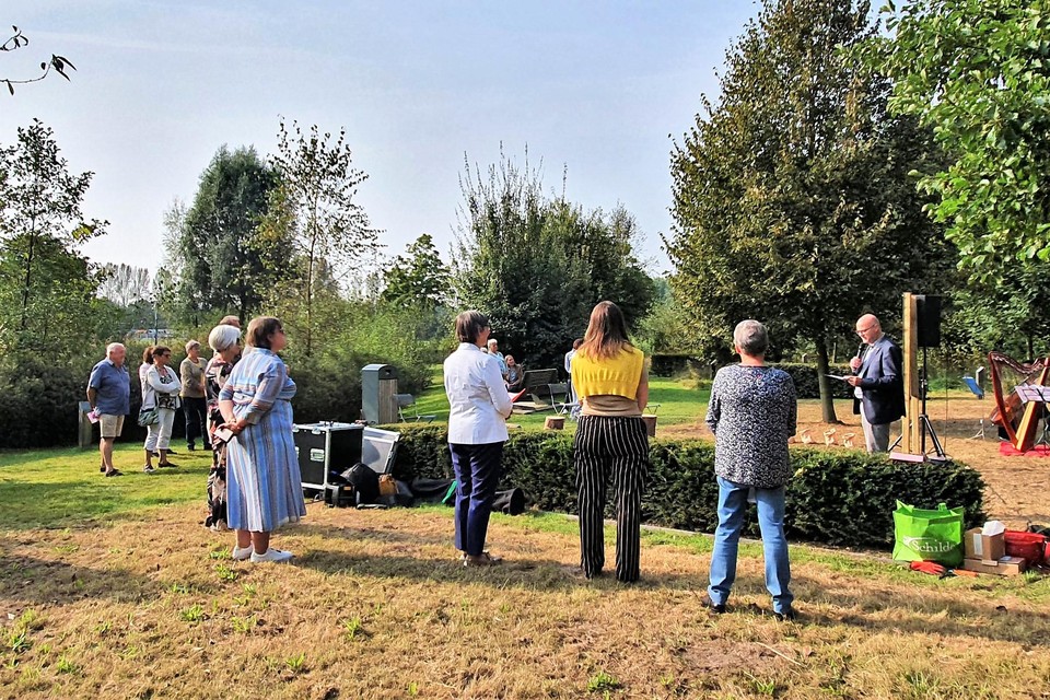 Burgemeester Dirk Bauwens en leden van Ferm bij de inhuldiging van de nieuwe Troostplek aan De Kaak.