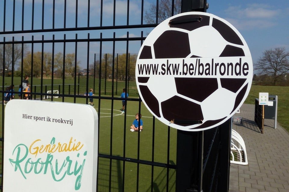 Aan de verschillende sport- en speelpleintjes, pannakooien en voetbalveldjes in Sint-Katelijne-Waver duiken borden op in de vorm van een voetbal.