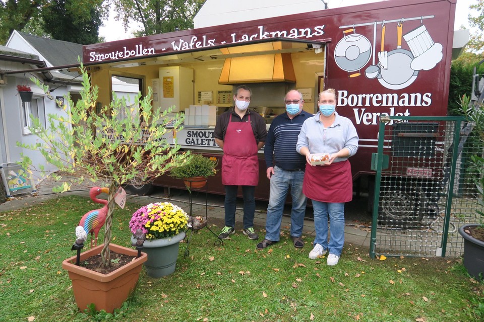 Diane en Johan vergezeld van hun vader Johnny Borremans in hun voorlopig niet meer reizend smoutebollenkraam met vaste standplaats de ouderlijke voortuin aan de Brechtsebaan in Schoten.