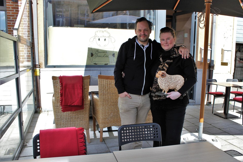 Tim Van Leemput en Kelly Obbers met hun mascotte: een ram.