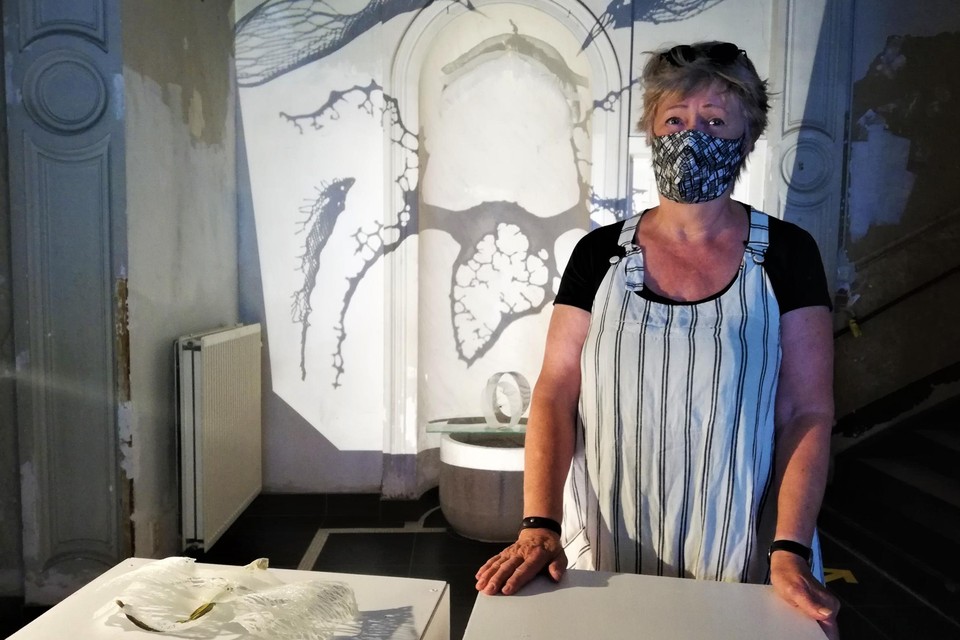Studente Ida Scheijgrond bij een van haar geprojecteerde kunstwerken.
