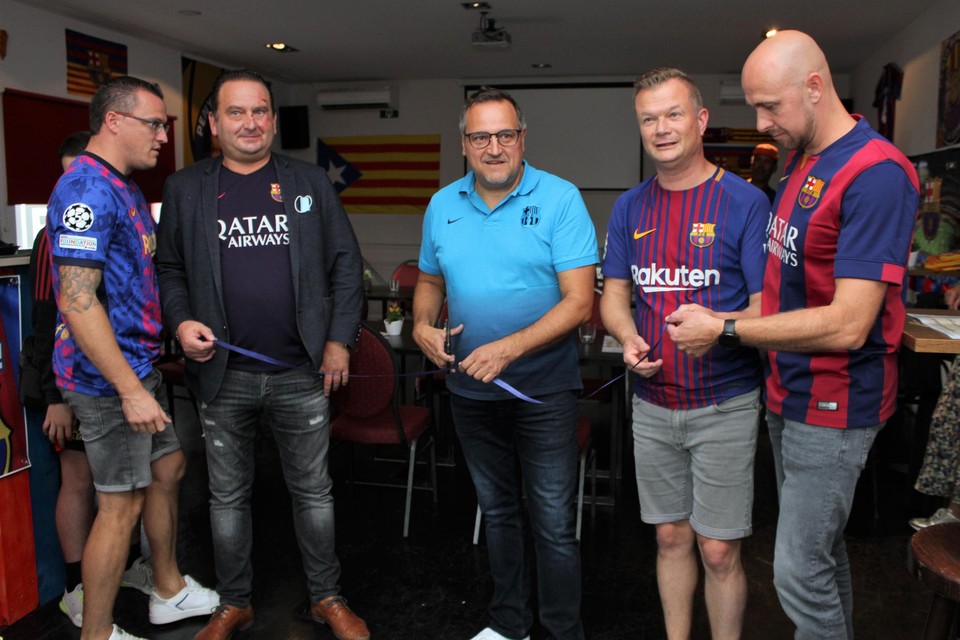 Schepen van Sport én FC Barcelona-supporter Ivo Andries knipt het lintje door.