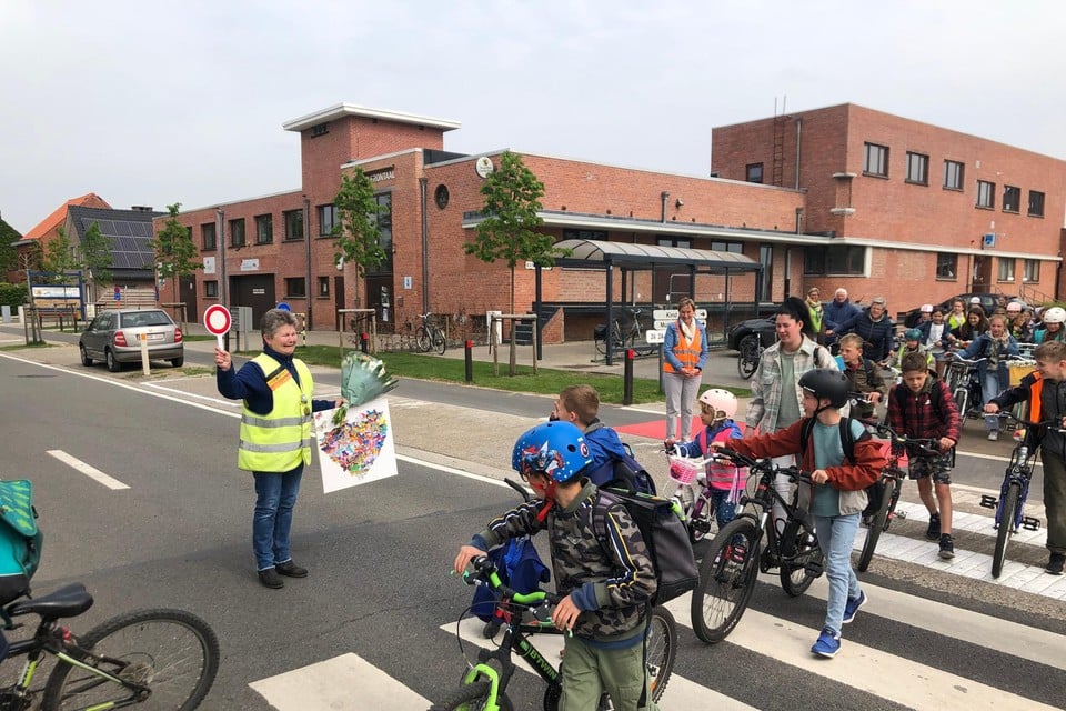 De gemeente Lille zoekt nieuwe gemachtigde opzichters om kinderen de baan veilig te laten oversteken. 