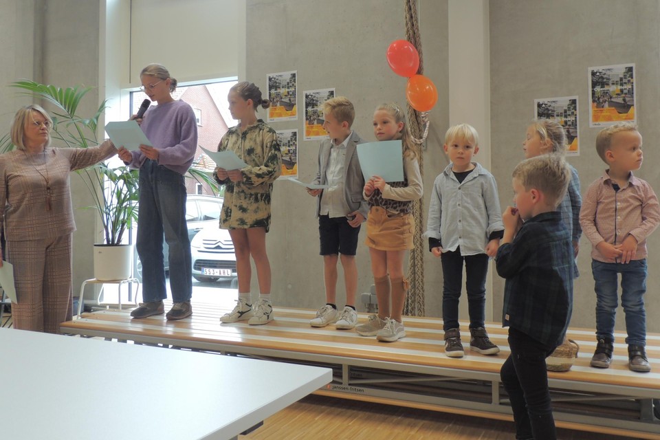 Leerlingen uit elke klasgroep mochten de lokalen openen.