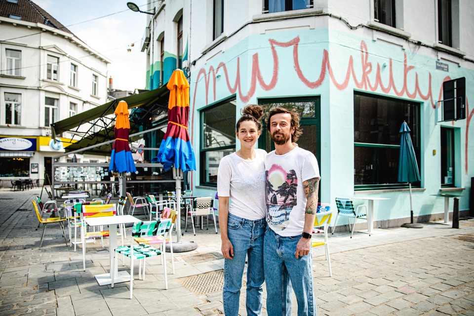 David Joris en Laura Van den Noortgate voor hun nieuwe zaak Murukutum die zaterdag opende. Zondag ging met een dag uitstel ook het aanpalende café Zeezicht van start.
