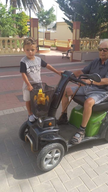 Hugo vertrok vorige week maandagavond naar de tabakswinkel in het dorp met zijn scootmobiel. 