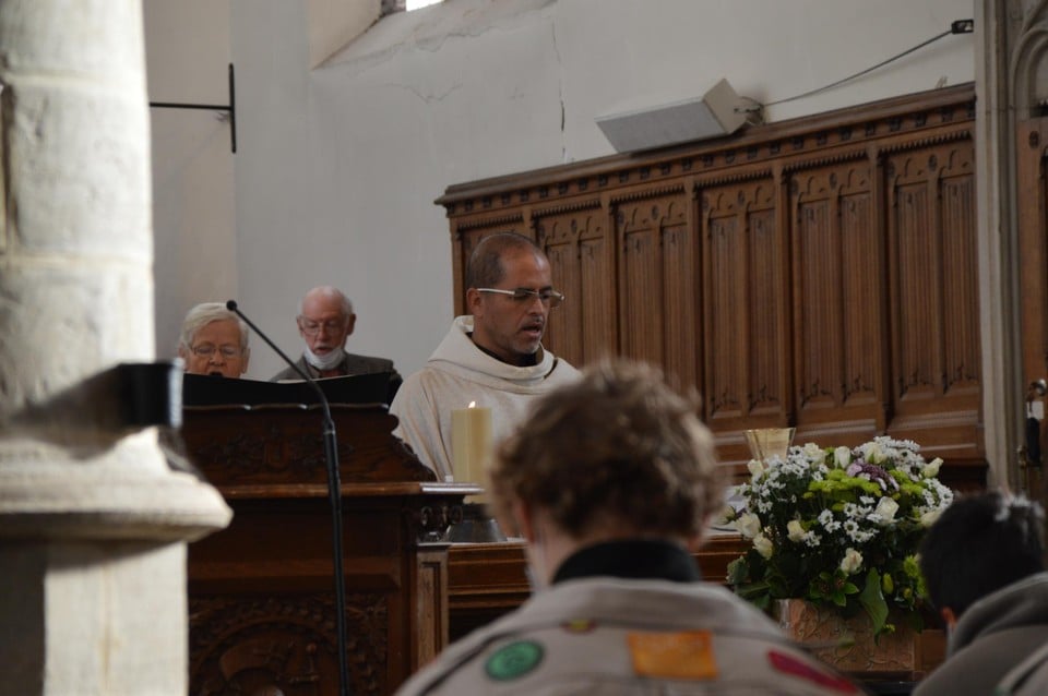 Pastoor Alvi ging een laatste keer de viering voor in de Sint-Amelbergakerk.