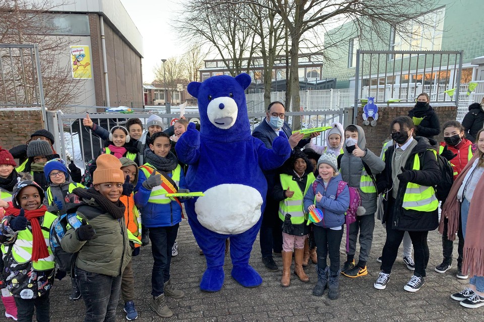 Kinderburgemeester Haidar Anestoun links van Warme William en verkeersschepen Abdel El-Hajoutti bij het uitdelen van de ‘Ik ben een Warme William’-straps.