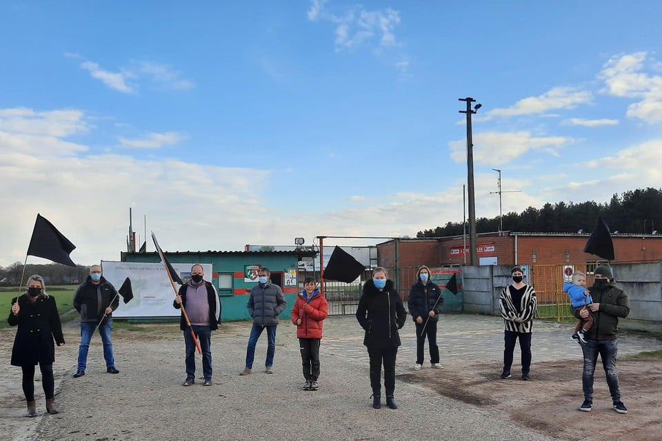 Bewoners van de Heggelaan en Kouter staan met zwarte vlaggen aan het voetbalstadion van VC Poederlee. Ze zijn gekant tegen de bouw van een gloednieuw complex voor de nieuwe fusieclub KVC Lille United.