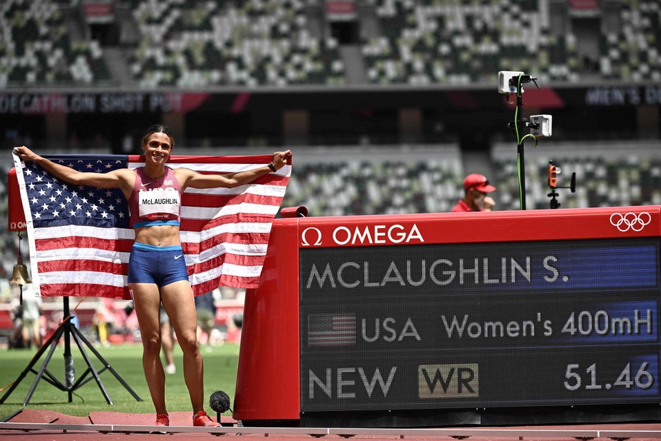 Sydney McLaughlin poseert na een razend spannende finale bij haar nieuw wereldrecord.