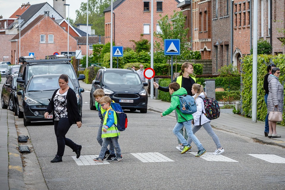 Schoolkinderen steken over in de zone dertig in de Nonnenstraat. 