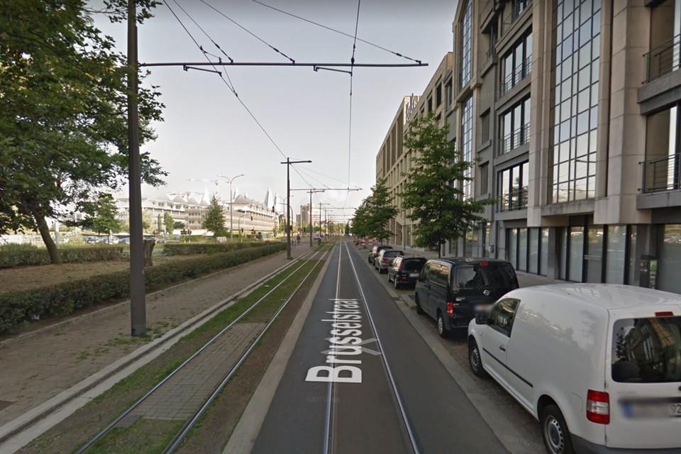 De auto crashte in de Brusselstraat, vlakbij het justitiepaleis van Antwerpen. 
