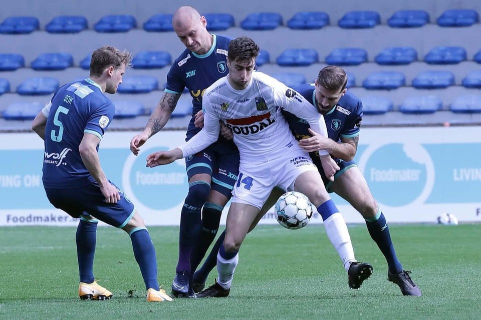 Vaesen krijgt in de oefenwedstrijd van Westerlo tegen Beerschot van twee weken geleden weerwerk van Dom, Prychynenko en Frans.