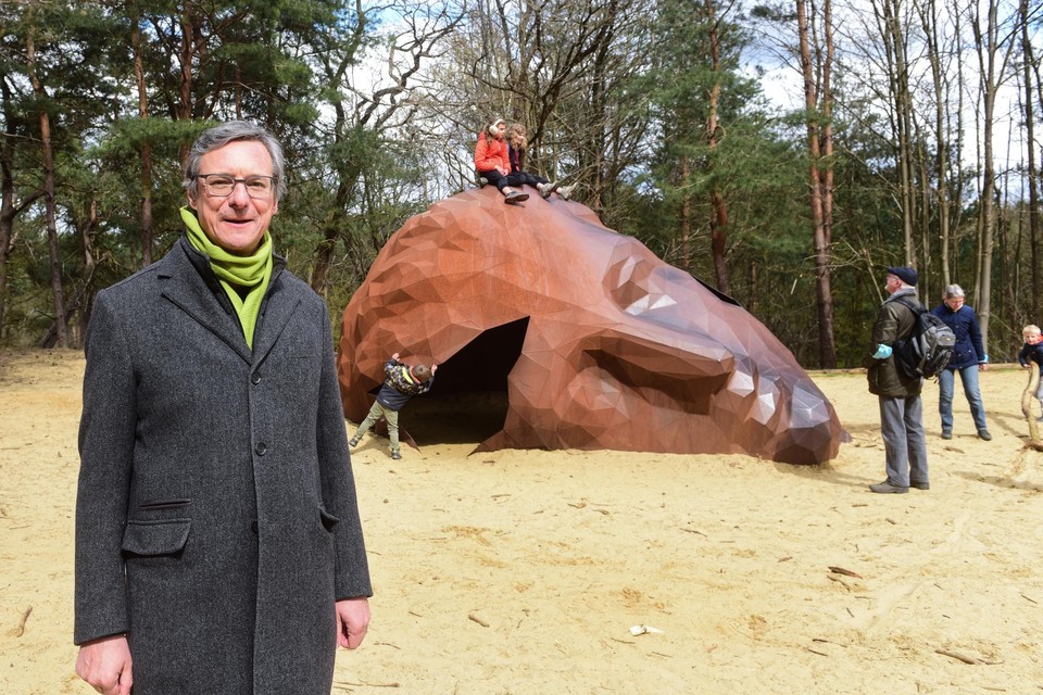 Burgemeester Ward Kennes staat bij ‘A Giant Sculpture’, het populaire kunstwerk in de vorm van een reus op de Hoge Mouw in Kasterlee.