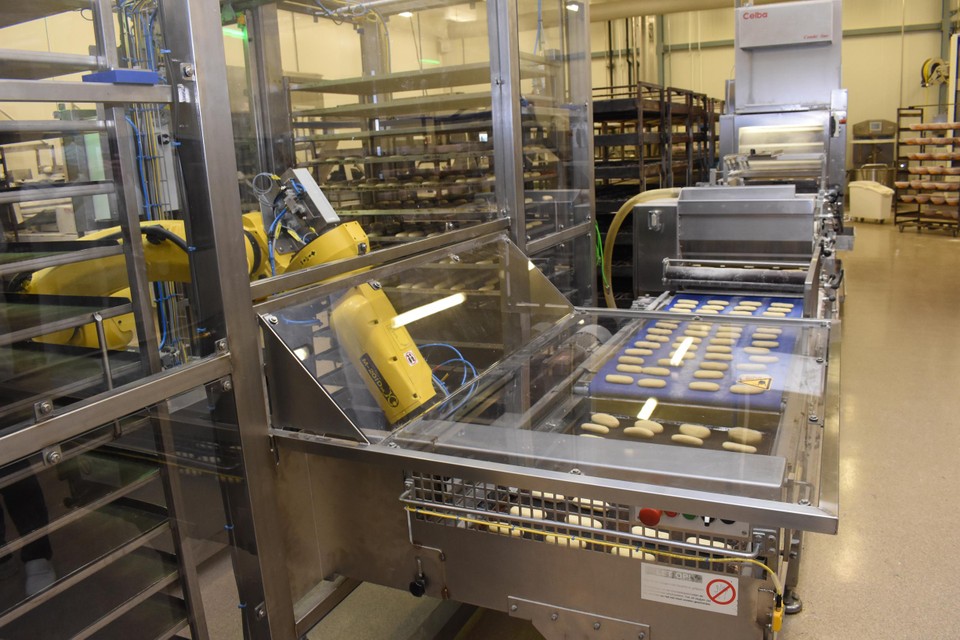 De nieuwe mobiele robot neemt de zware repetitieve taken over zoals het vullen en het in de ovenkarren plaatsen van bakplaten. 