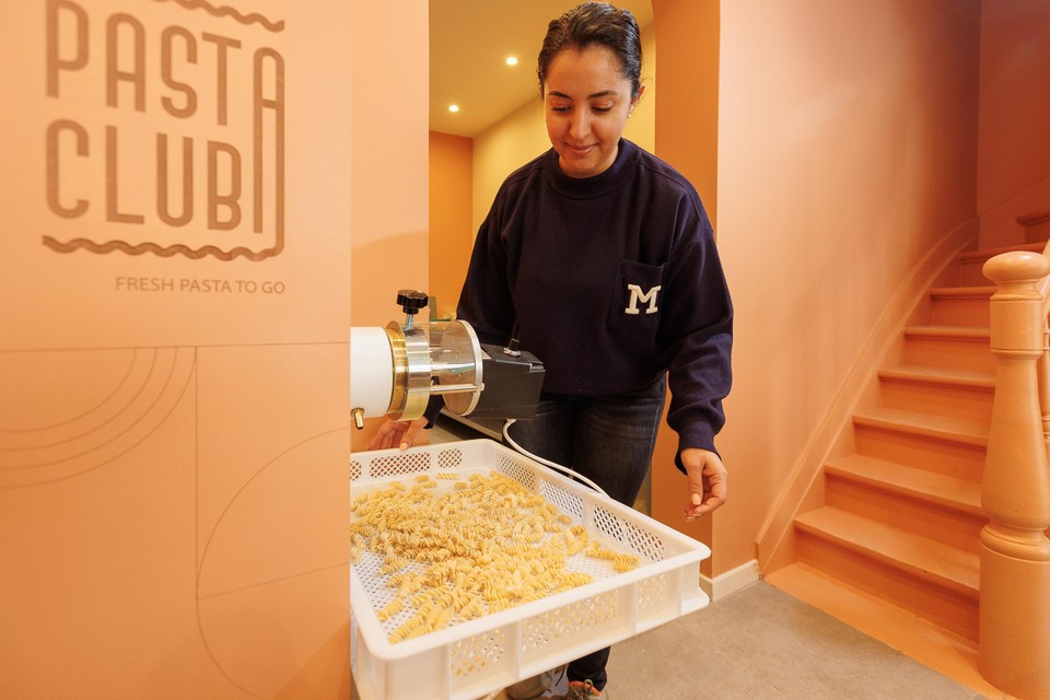 Ikram Lamzi bereidt automatisch verse pasta met een machine. Die tikte ze op de kop in hét land van de pasta. 