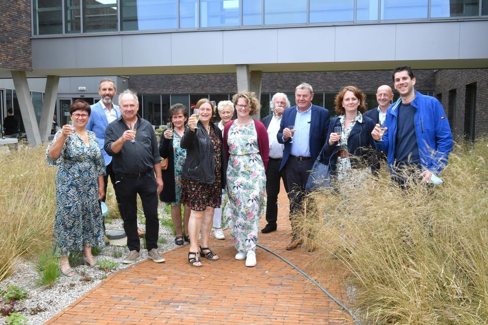 De initiatiefnemers van de actie Hart voor Wijnegem klinken samen met Lieve Kelders van Woonzorggroep Voorkempen op de mooie nieuwe tuin die het Wijnegemse bedrijf Avantgarden aanlegde bij woonzorgcentrum Rustenborg.