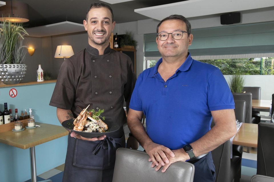 Chef Pascuale Ciervo en eigenaar Nino Dit Taranto van Nino’s presenteren een risotto. 